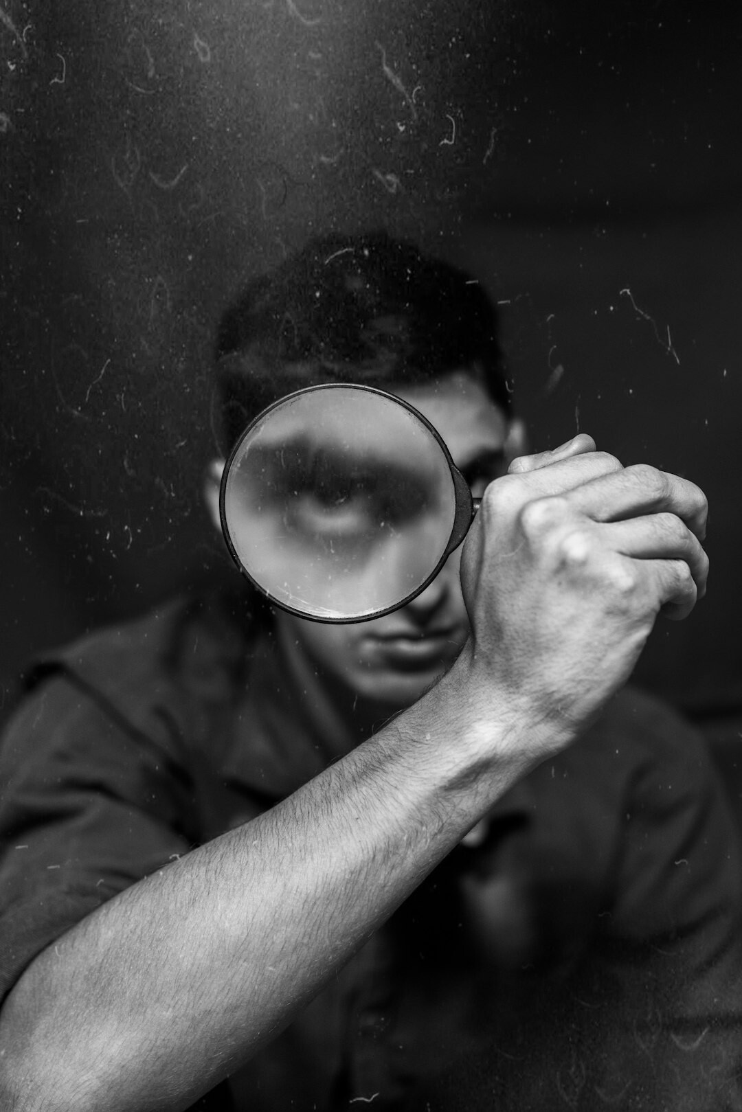 detective reading clues